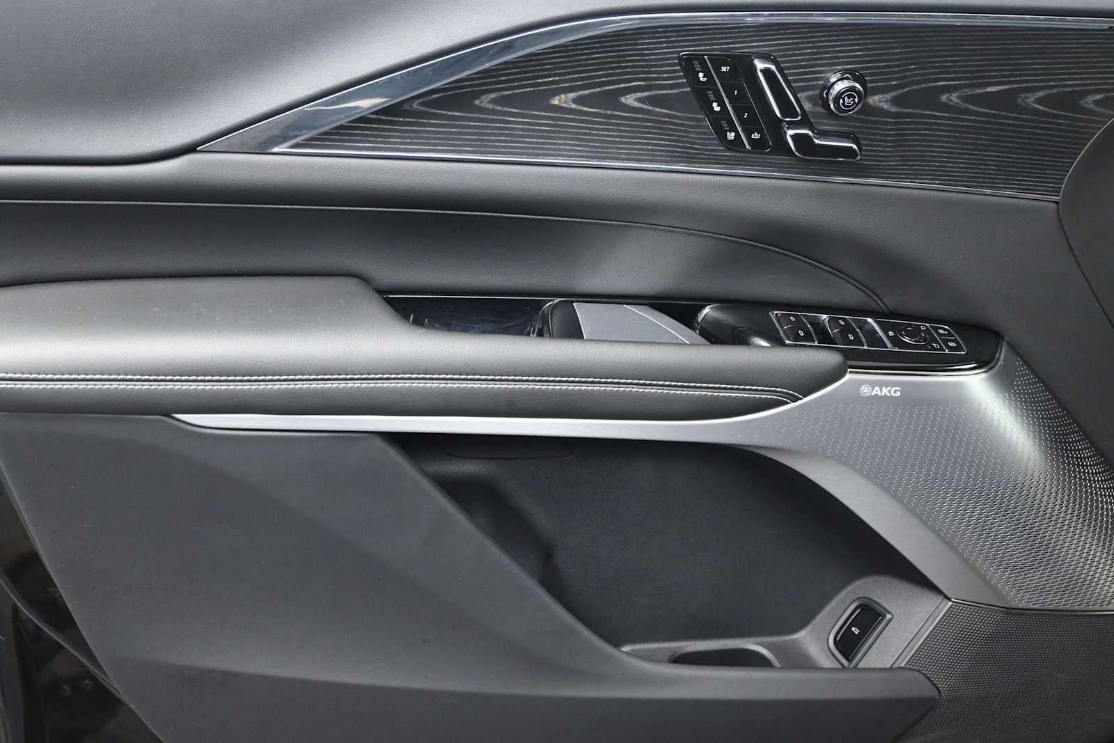 2024 Cadillac LYRIQ Luxury 2