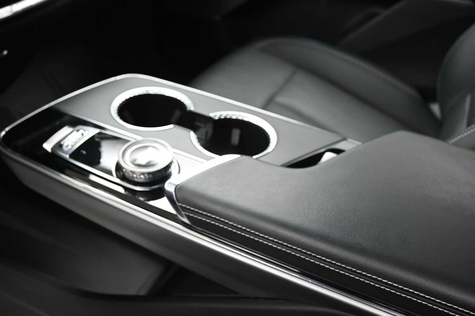2024 Cadillac LYRIQ Luxury 2
