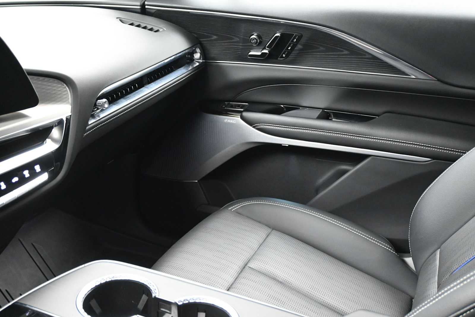 2024 Cadillac LYRIQ Luxury 2