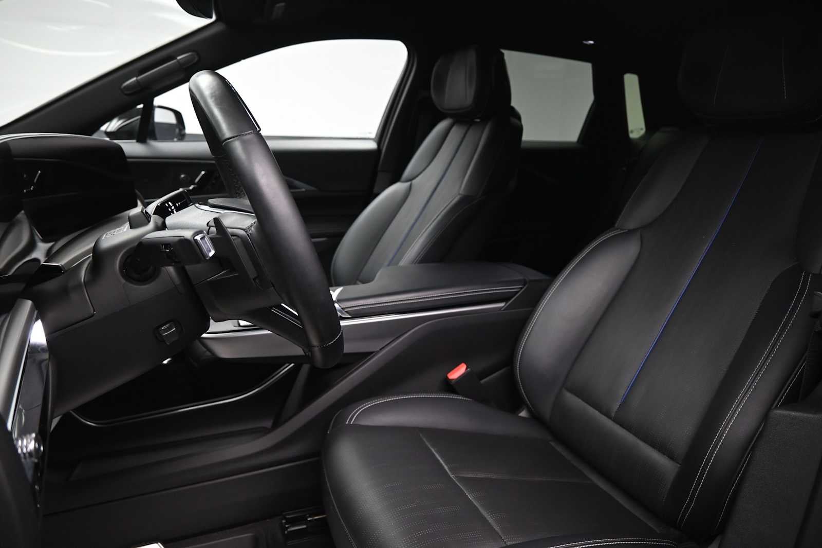 2024 Cadillac LYRIQ Luxury 2