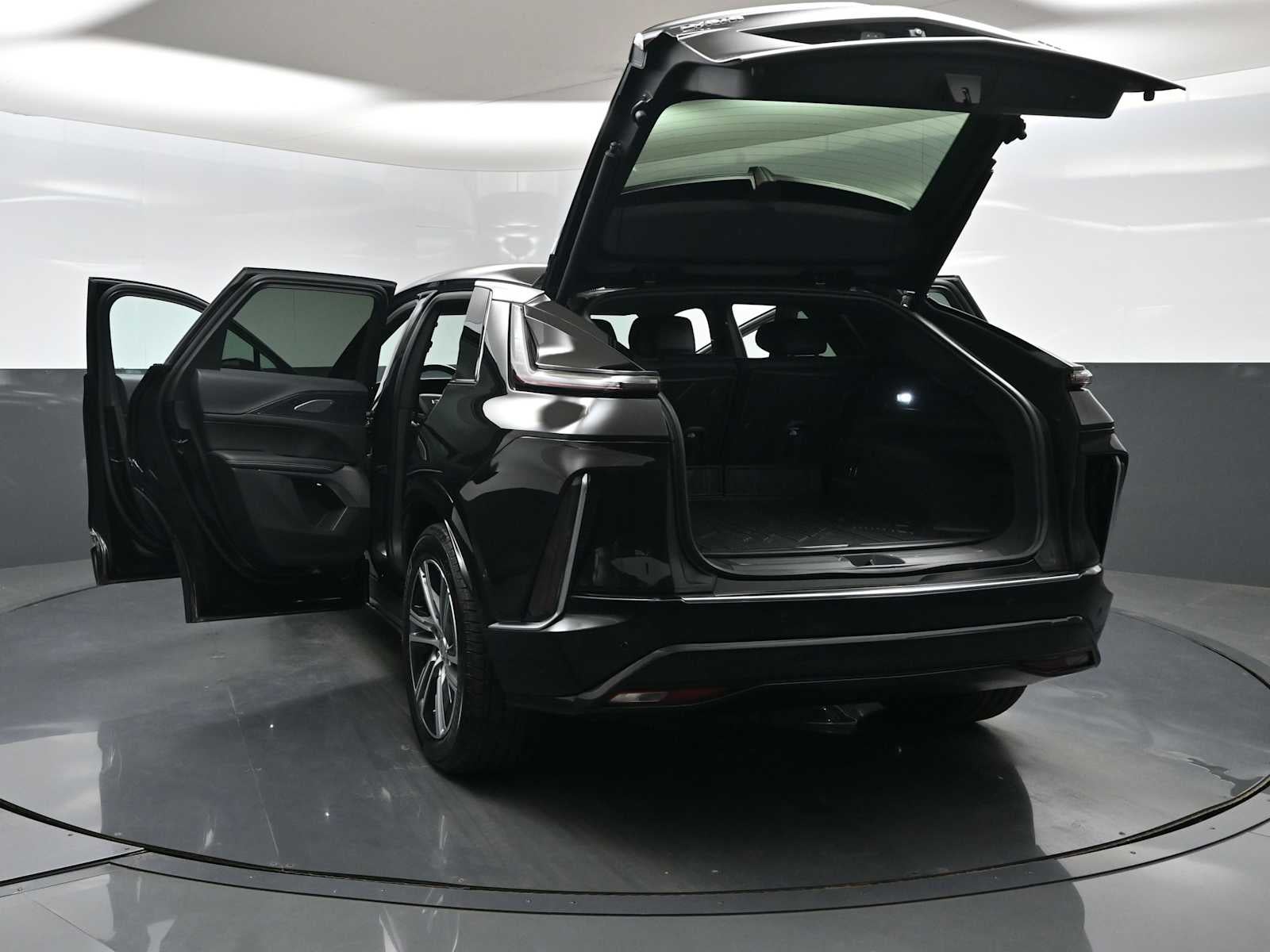 2024 Cadillac LYRIQ Luxury 2