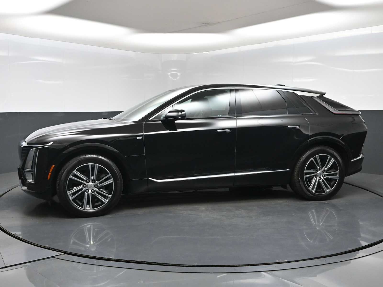 2024 Cadillac LYRIQ Luxury 2