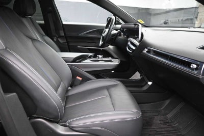 2024 Cadillac LYRIQ Luxury 2