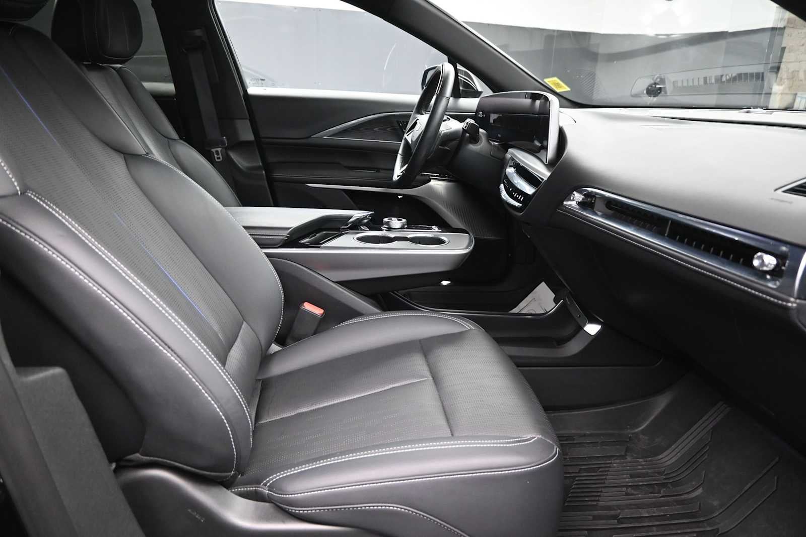 2024 Cadillac LYRIQ Luxury 2