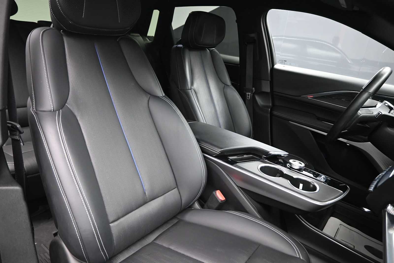 2024 Cadillac LYRIQ Luxury 2