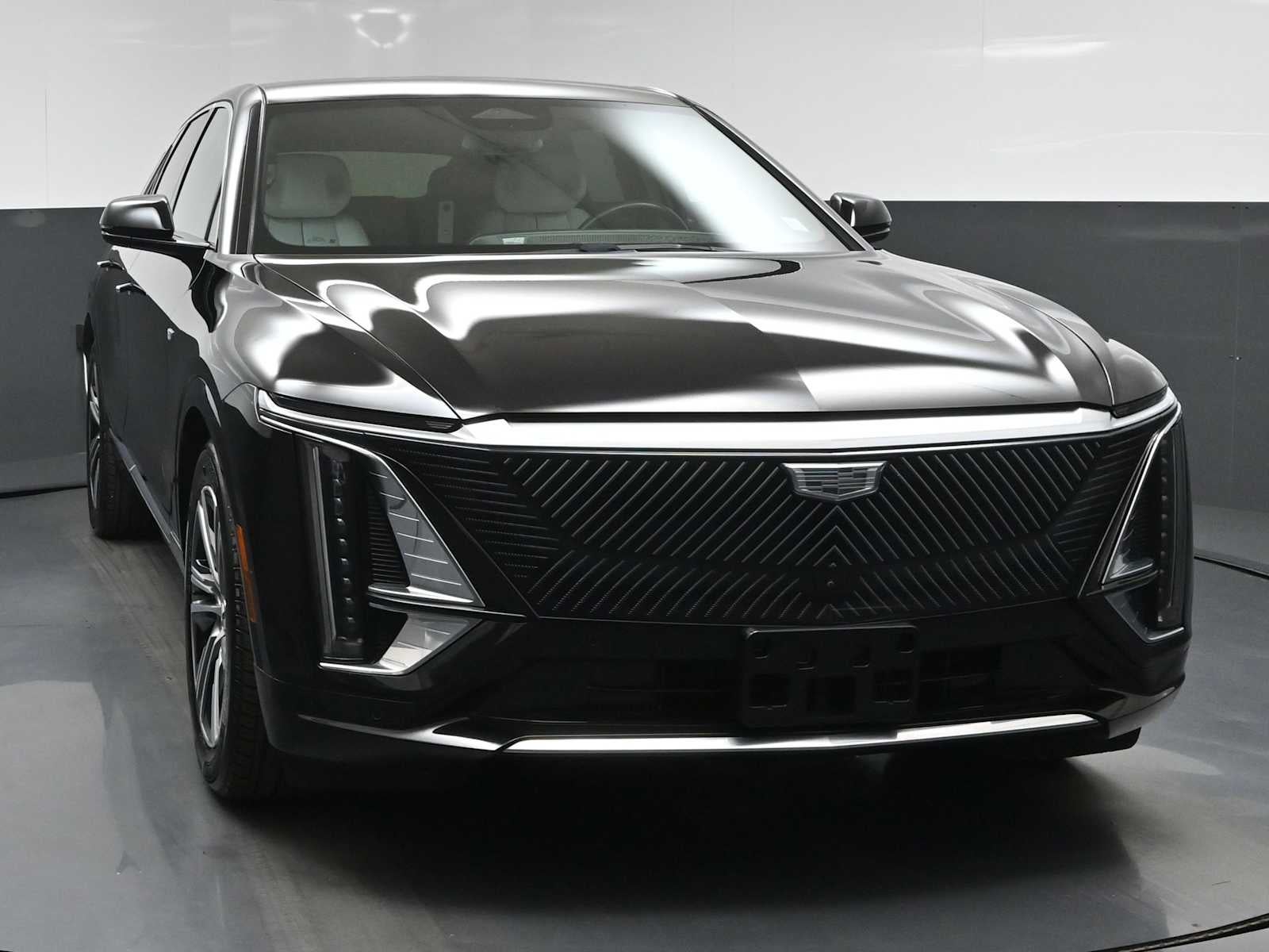 2024 Cadillac LYRIQ Luxury 2