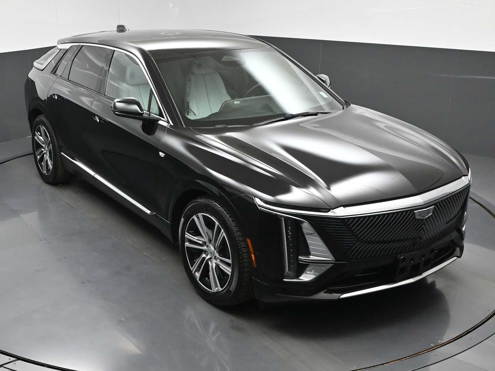 2024 Cadillac LYRIQ Luxury 2