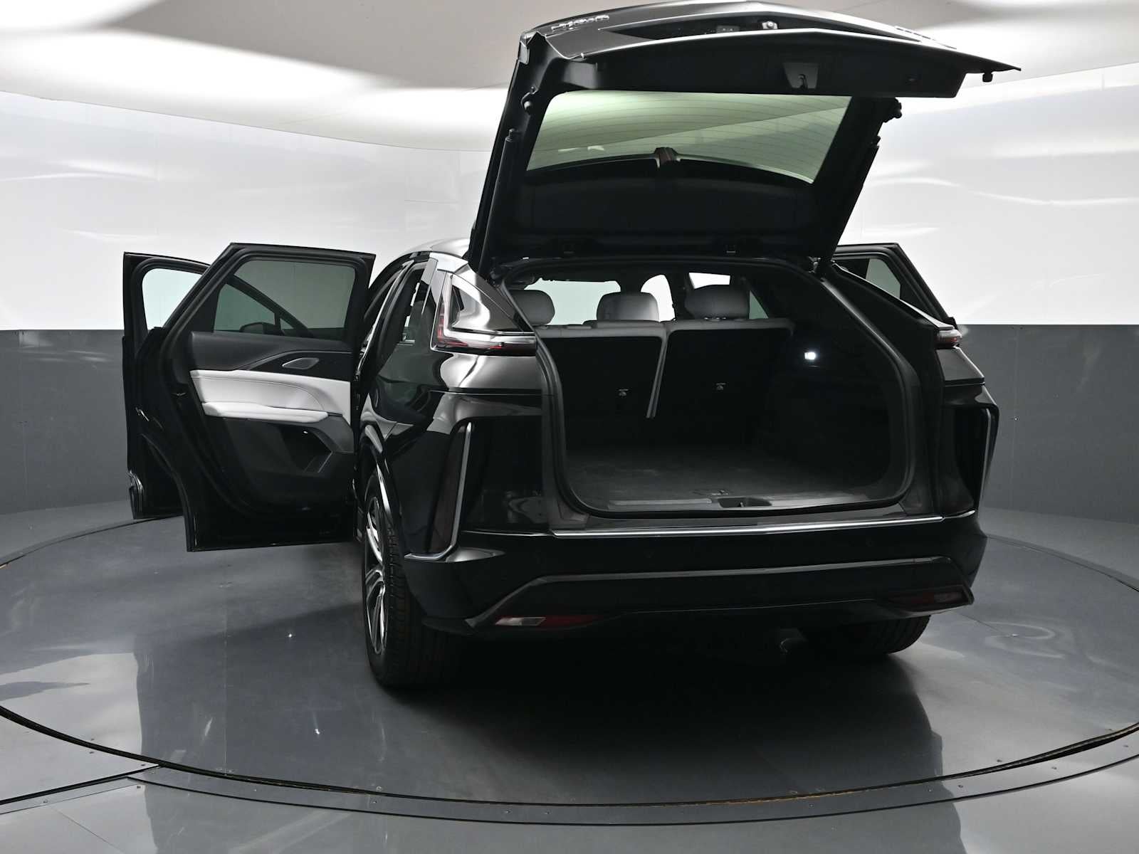 2024 Cadillac LYRIQ Luxury 2