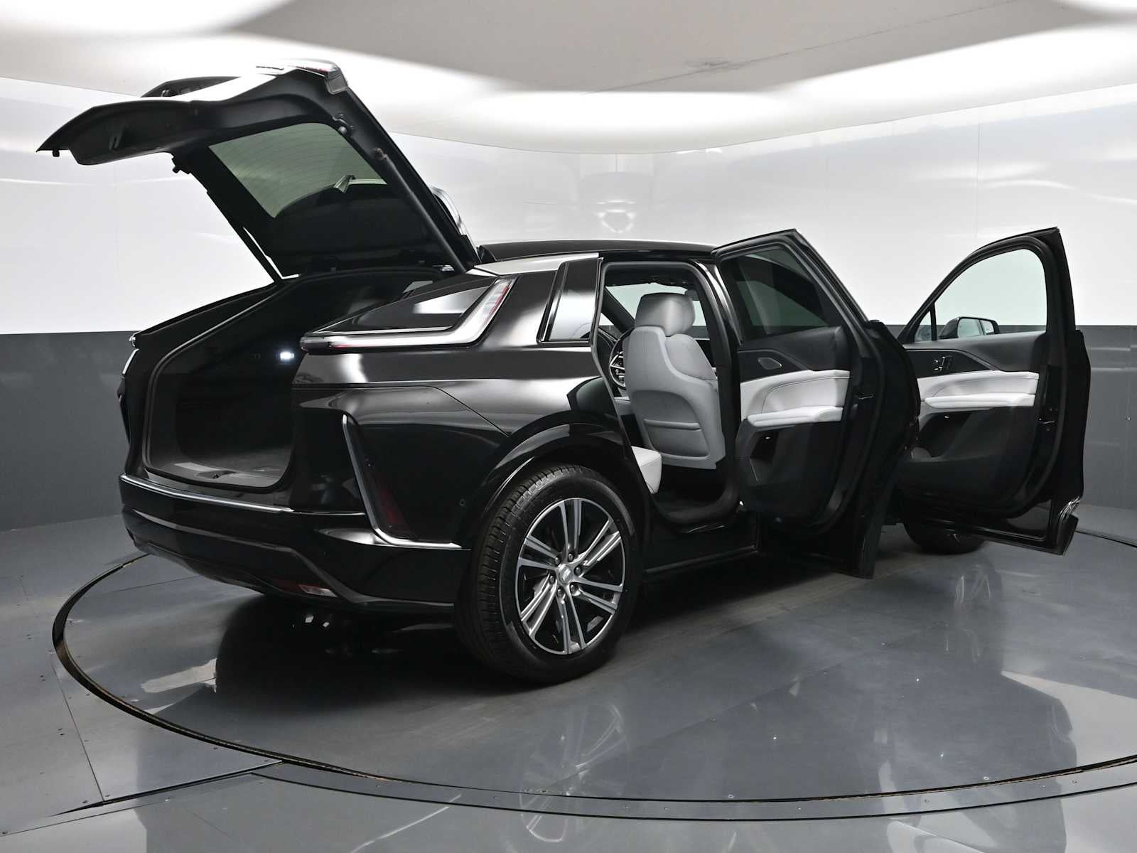 2024 Cadillac LYRIQ Luxury 2
