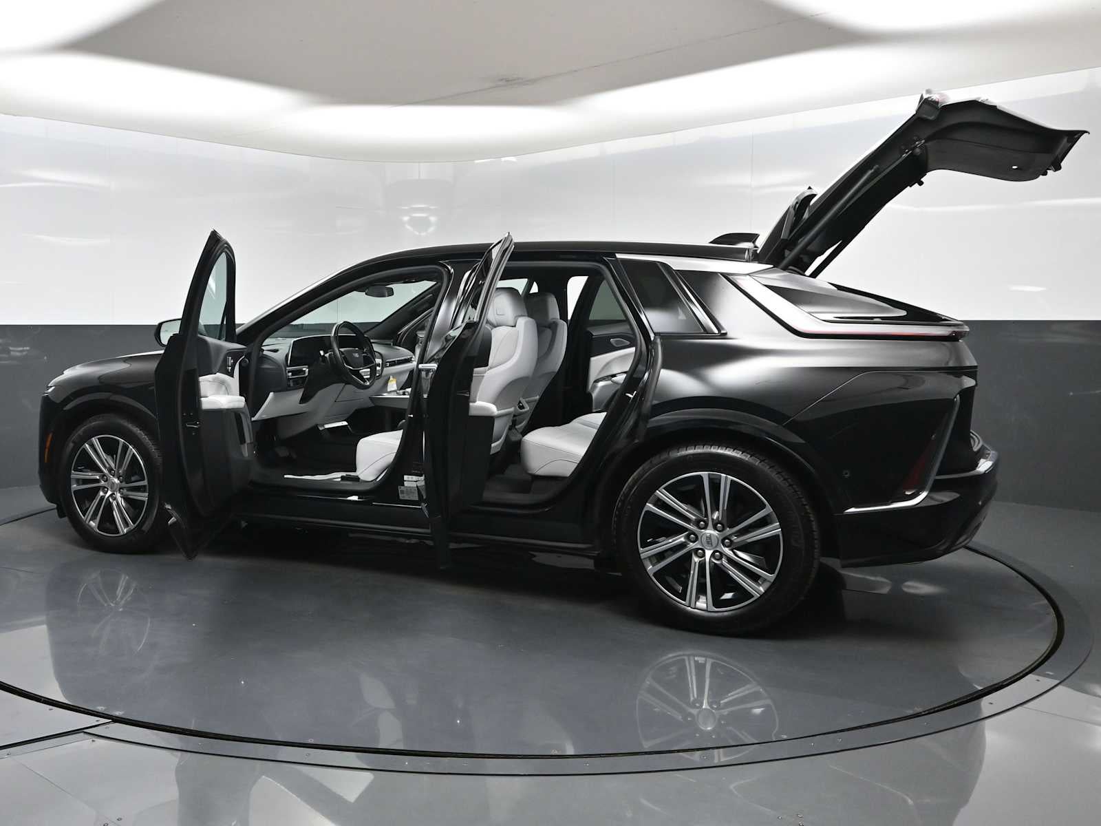 2024 Cadillac LYRIQ Luxury 2