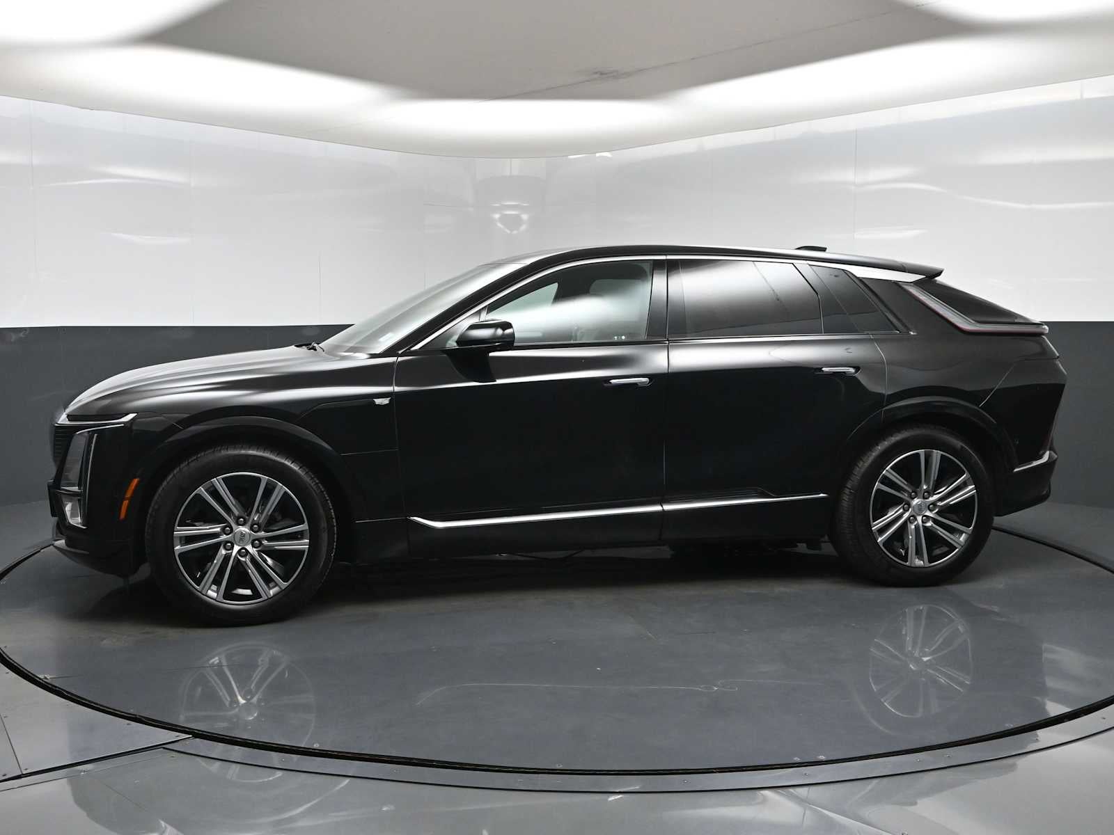 2024 Cadillac LYRIQ Luxury 2