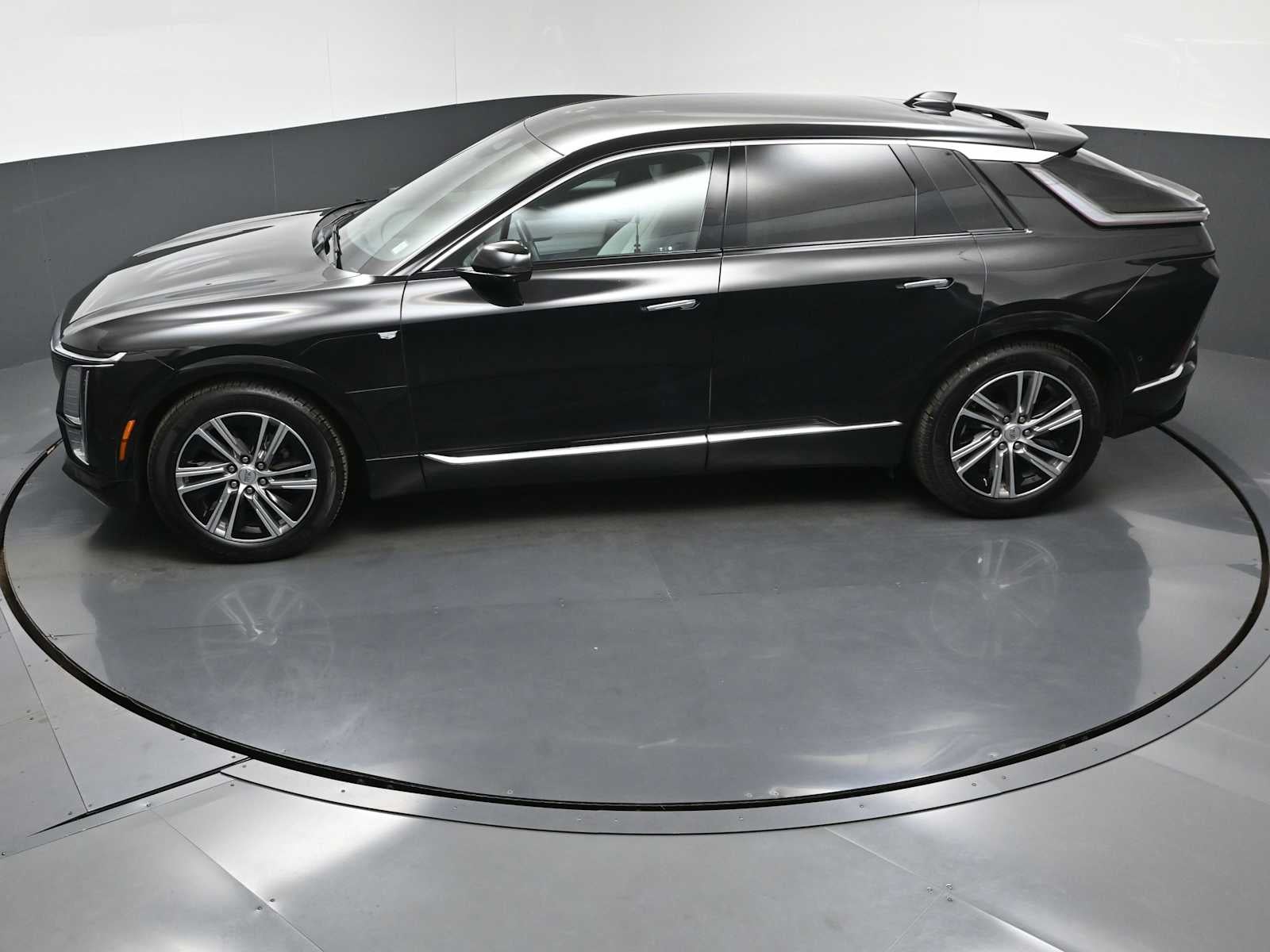 2024 Cadillac LYRIQ Luxury 2