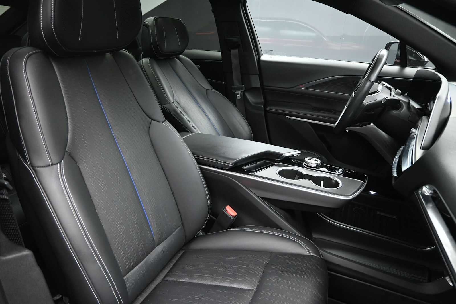 2024 Cadillac LYRIQ Luxury 2