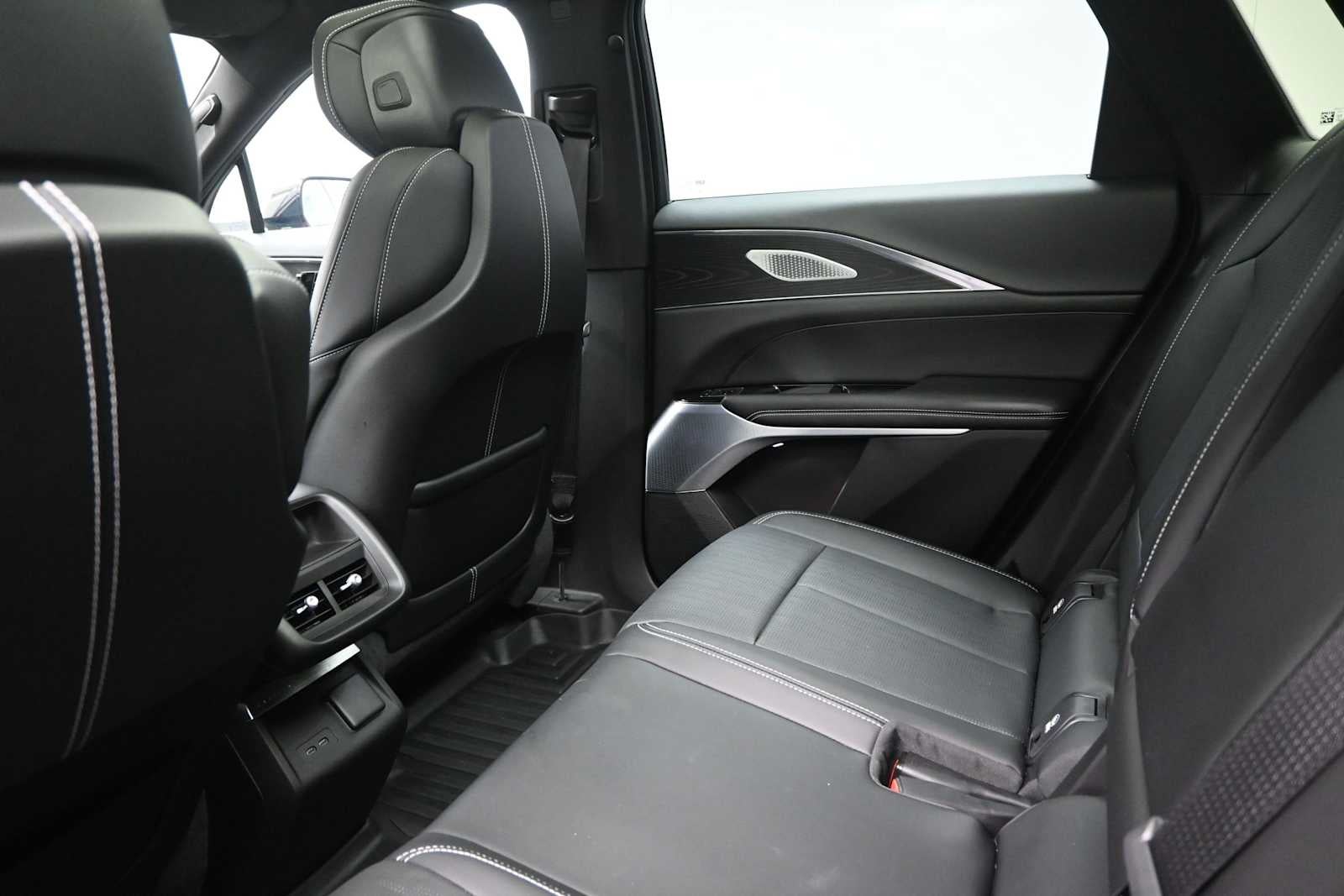 2024 Cadillac LYRIQ Luxury 2
