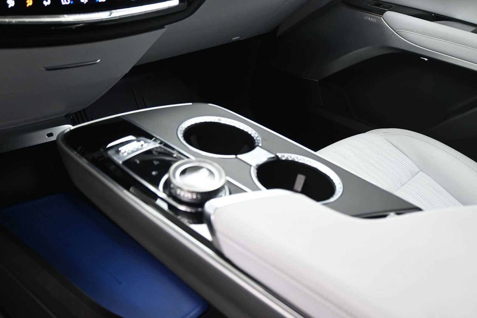 2024 Cadillac LYRIQ Luxury 3