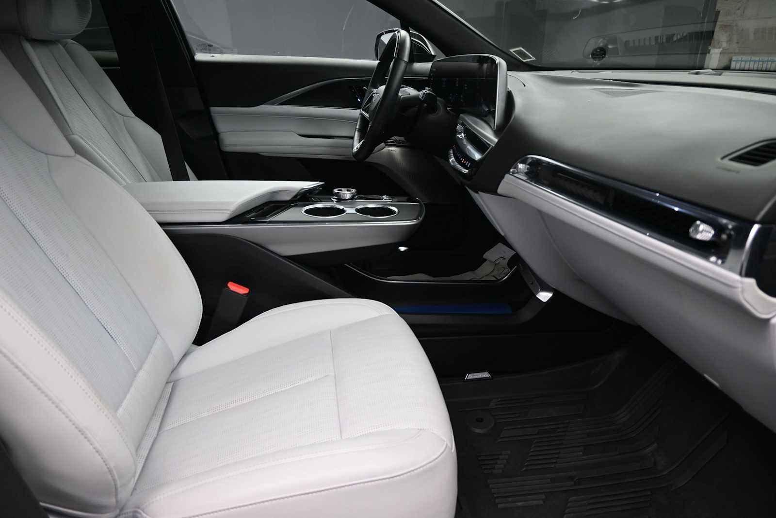2024 Cadillac LYRIQ Luxury 3