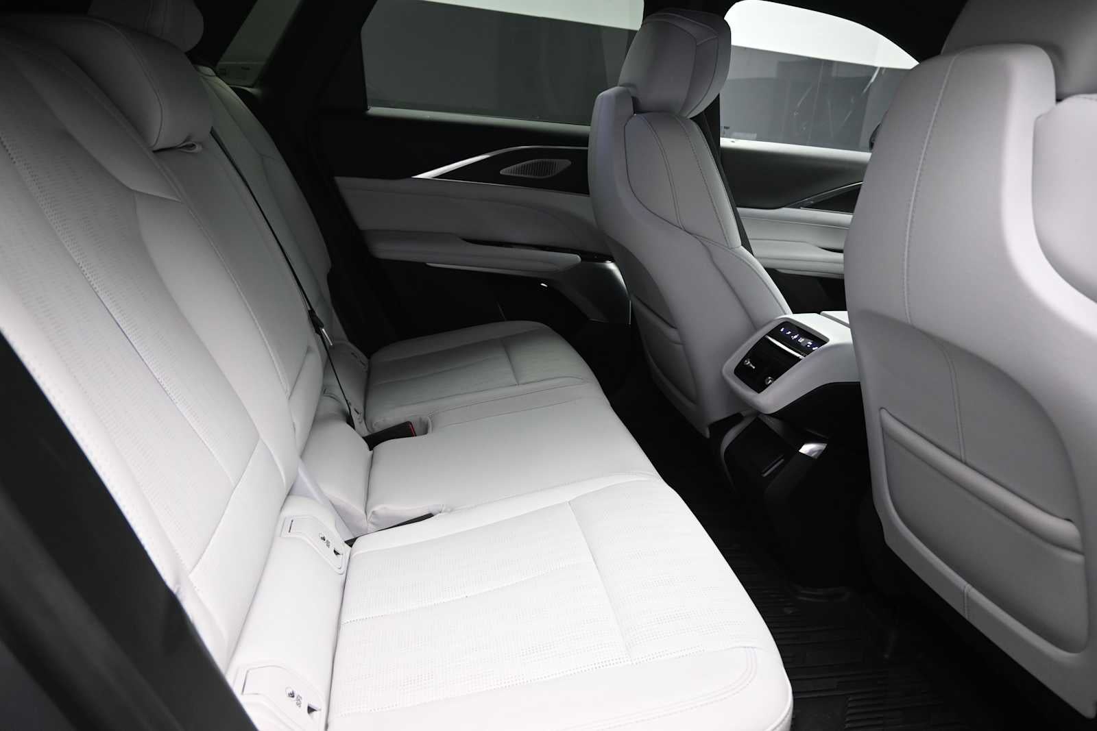 2024 Cadillac LYRIQ Luxury 3