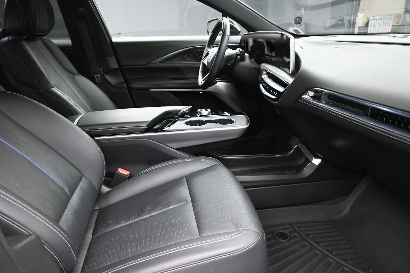 2024 Cadillac LYRIQ Sport 2